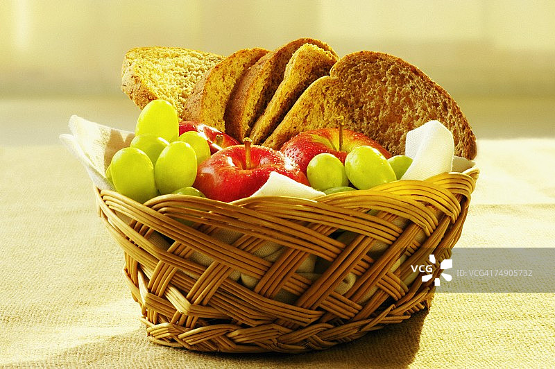 特写的水果和黑面包在一个篮子图片素材