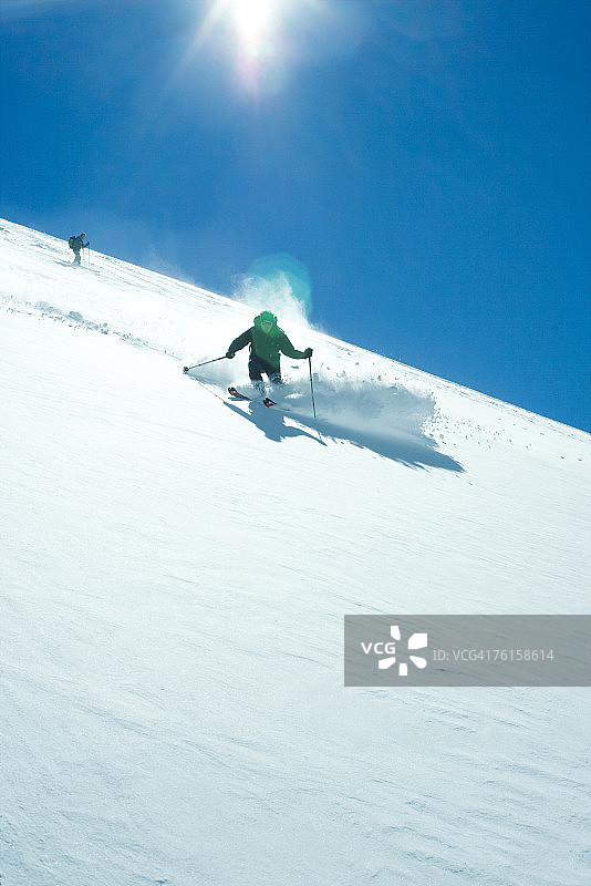 滑雪下山来图片素材