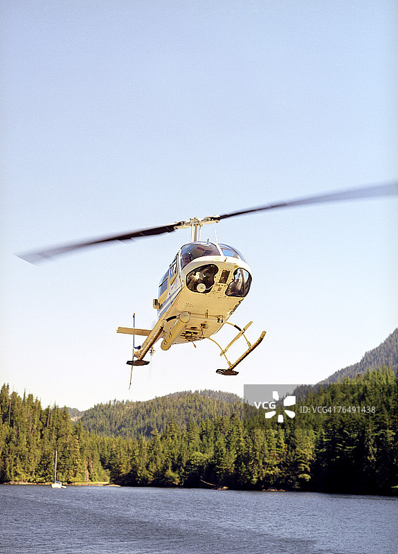 一架直升机降落在加拿大不列颠哥伦比亚省尼姆湾的一个度假胜地。图片素材