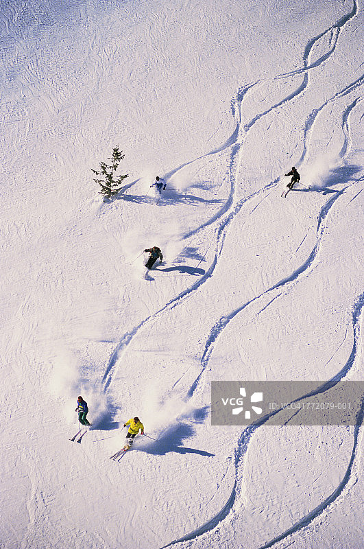 斜坡上的滑雪者，高架的视野图片素材