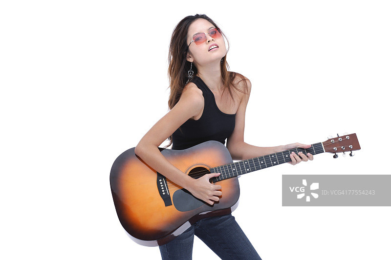 年轻女子弹吉他图片素材
