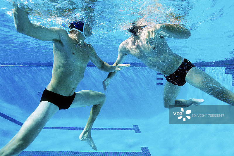 水下两个男人游泳和打水球图片素材