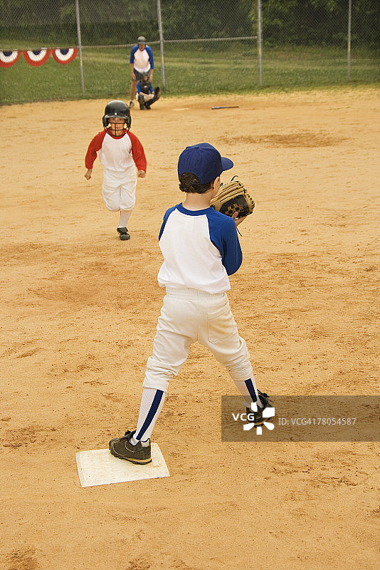 年轻的男孩在打棒球图片素材