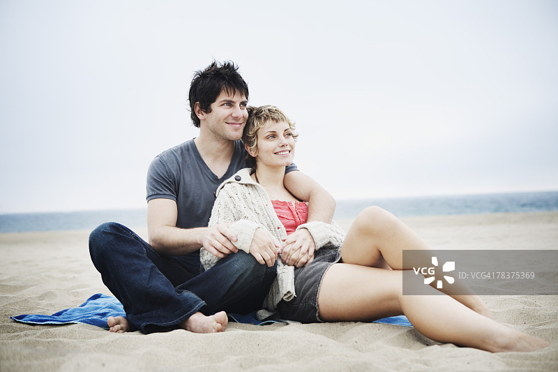 情侣在海滩上亲密的姿势图片素材