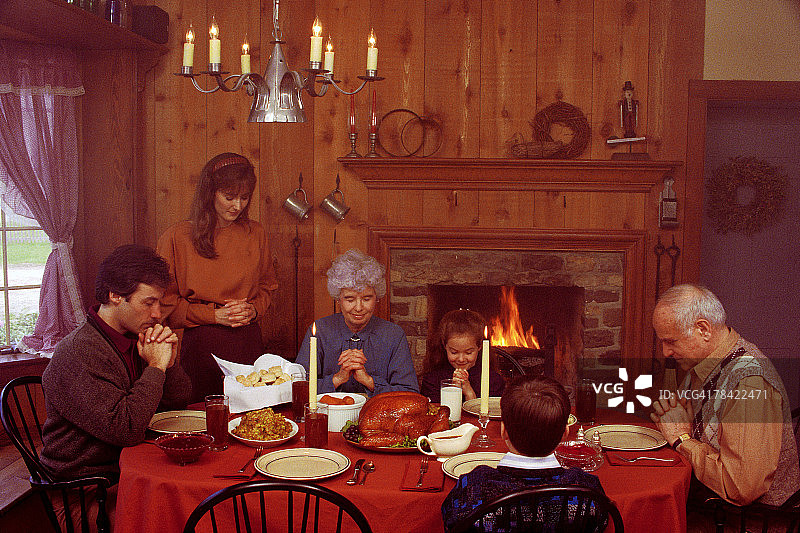 感恩节餐前家庭祷告图片素材
