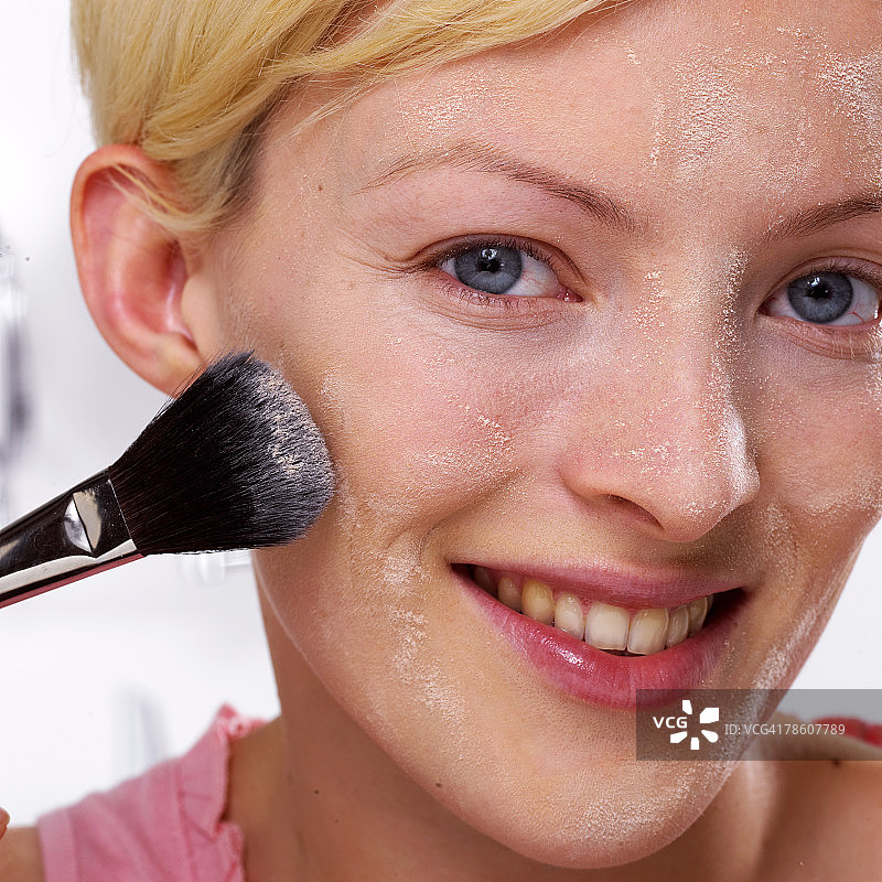 女人用化妆刷化妆图片素材