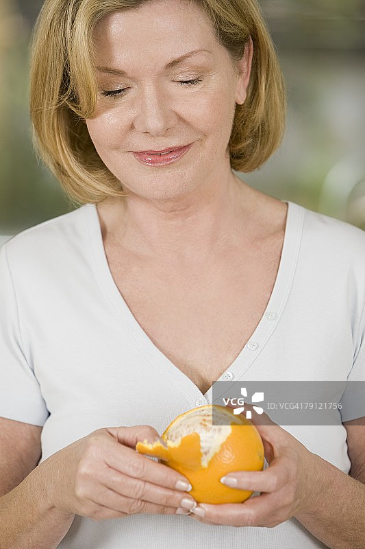 成熟的女人剥橘子图片素材