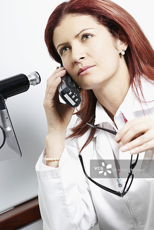 一个女医生在无绳电话上讲话的特写图片素材