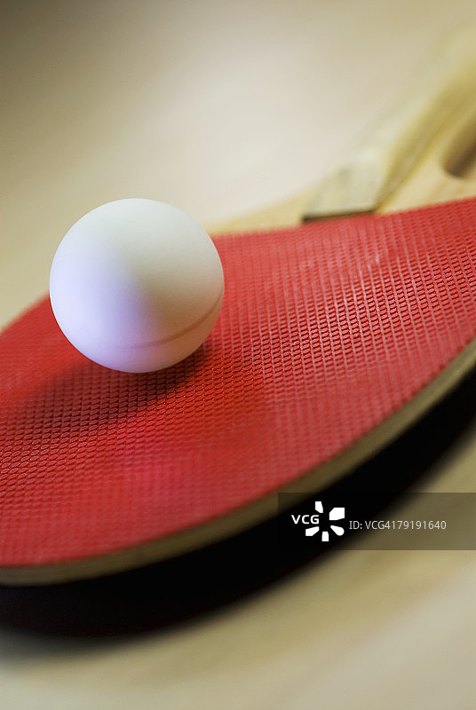 一个乒乓球与乒乓球拍的特写图片素材