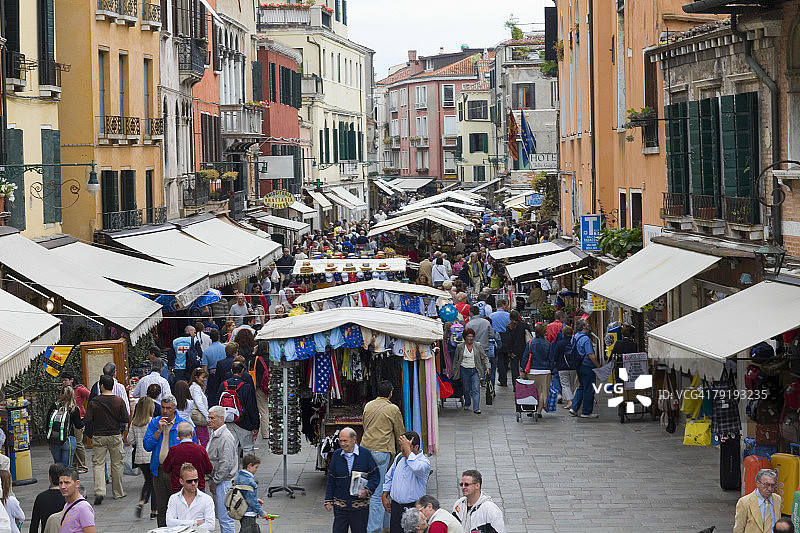 意大利威尼斯街头市场上的游客图片素材