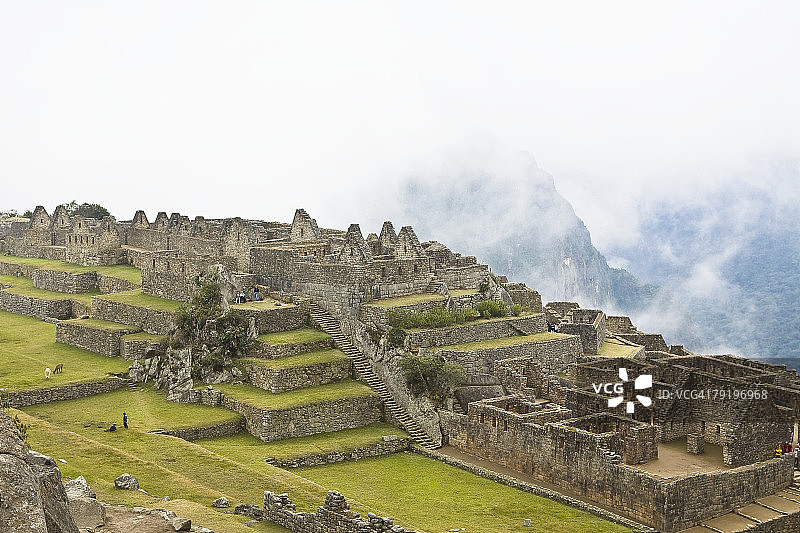 高角度的废墟上的山，马丘比丘，库斯科地区，秘鲁图片素材