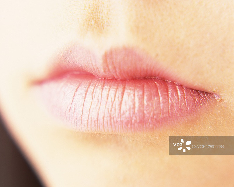 女性嘴唇的闭合图像，前视图，差异焦点图片素材