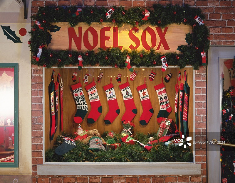 商店橱窗里的圣诞袜，正面图片素材