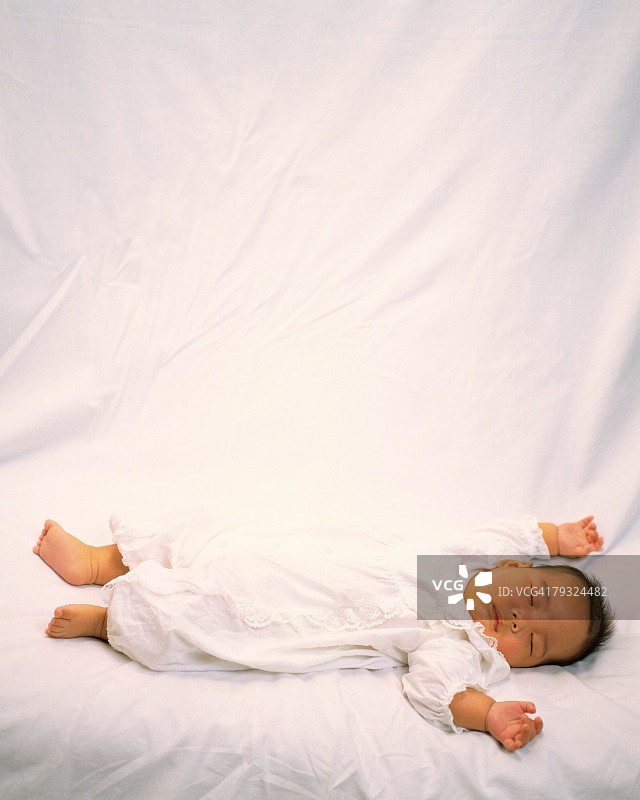 男婴躺在床上，高角度观，人像图片素材