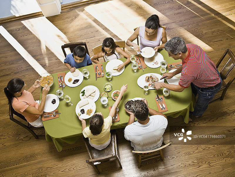 西班牙家庭在餐桌上图片素材