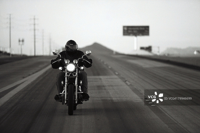 摩托车手在公路上行驶图片素材