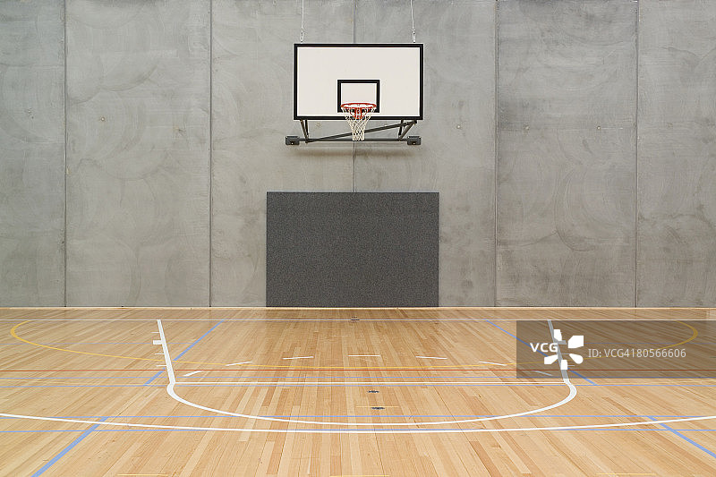 空旷的室内篮球场图片素材