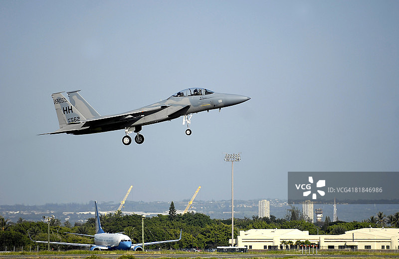一架F-15A老鹰准备降落。图片素材