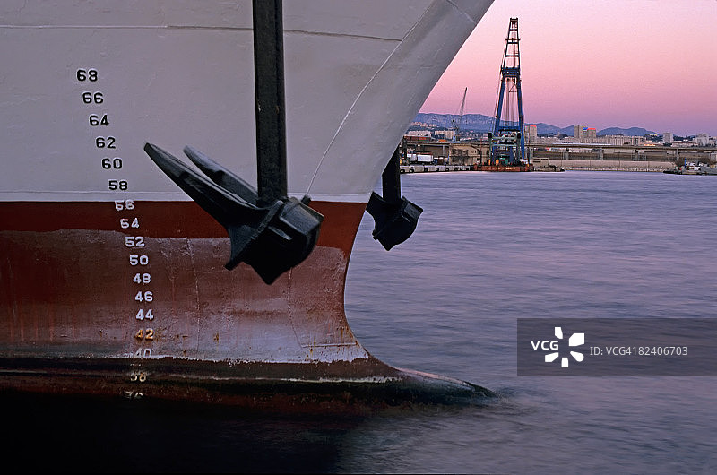 货船的锚和深度标记，黄昏图片素材