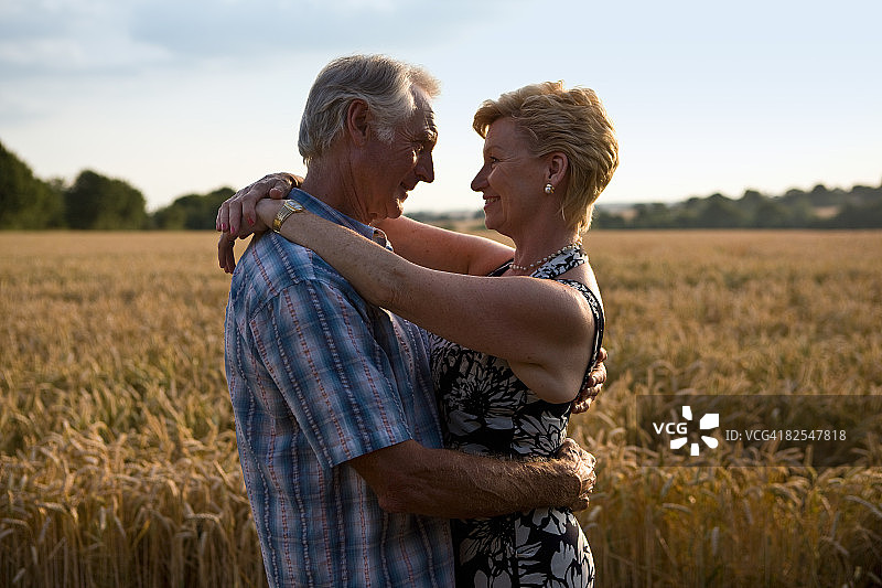 成熟的夫妇拥抱在农村。图片素材