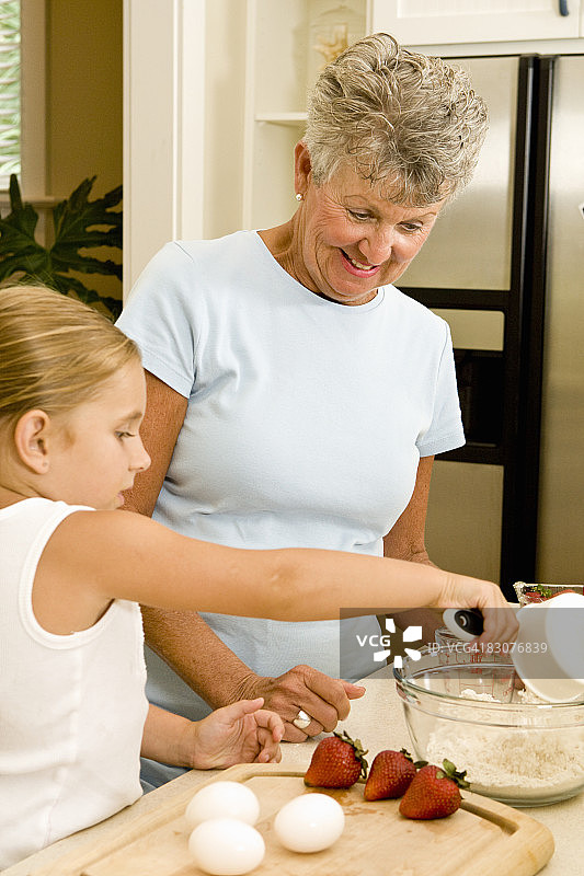 奶奶和孙女在做煎饼图片素材