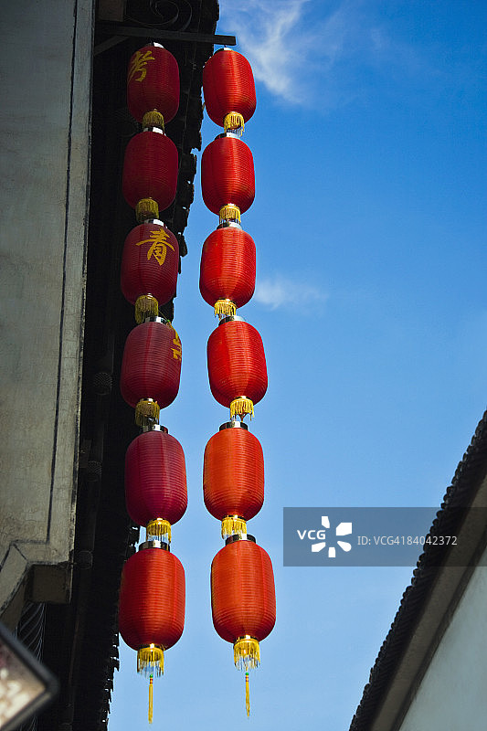 低角度的中国灯笼挂在一个建筑上，屯溪老街，中国安徽省图片素材