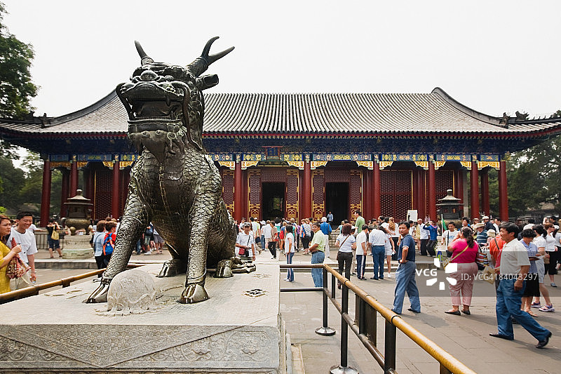 一座建筑前的中国龙雕塑，颐和园，北京，中国图片素材