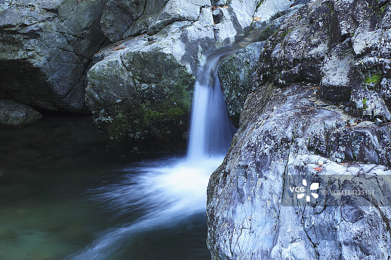 日本，奈良，御手洗谷，岩石中的瀑布图片素材