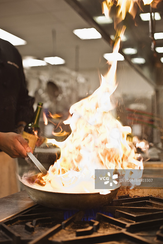 厨师用火焰烹饪图片素材