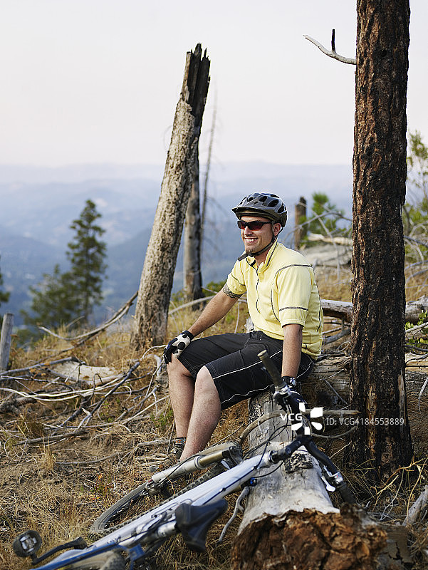 休息的山地自行车手的肖像图片素材