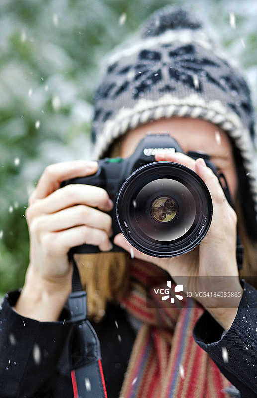 在雪中拍照的女人(对着相机)图片素材