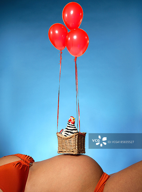 篮子提孕妇的肚子图片素材