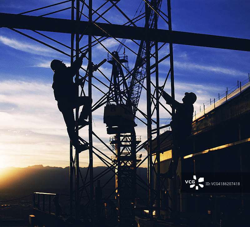 在拉斯维加斯，工人们正在爬上建筑工地的高塔图片素材
