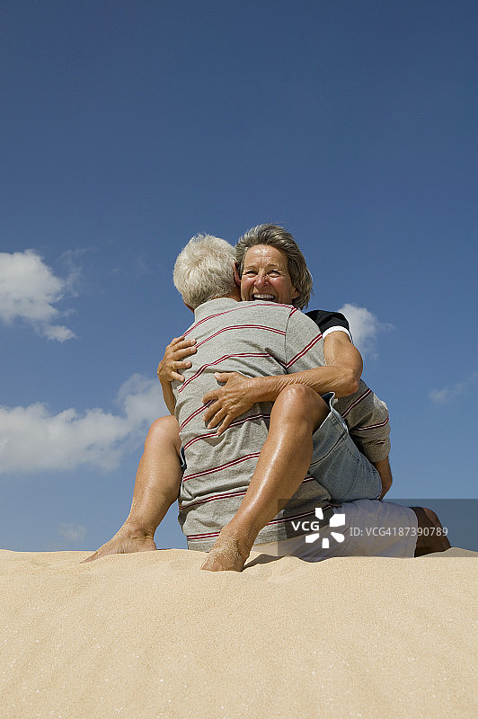 一对成熟的情侣在海滩上拥抱图片素材