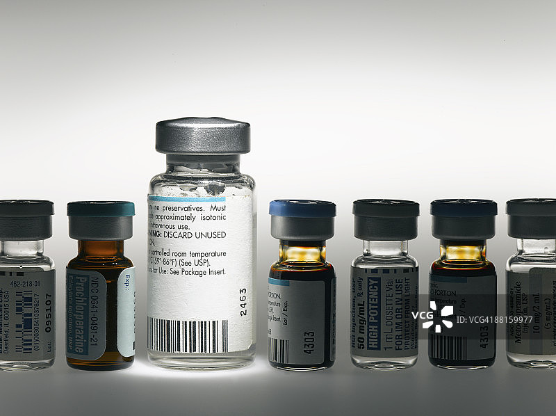 疫苗瓶在小瓶子中脱颖而出图片素材