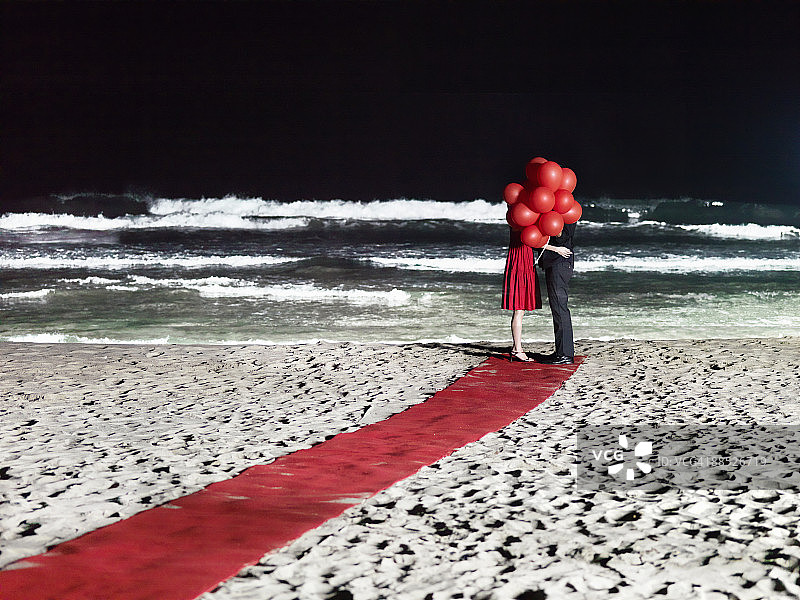 沙滩上的一对气球情侣图片素材