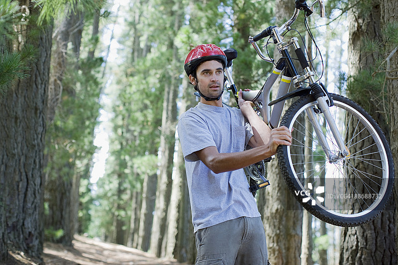 森林里扛着自行车的人图片素材
