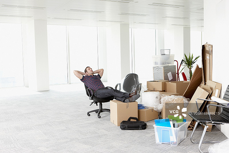 商人躺在新办公室的椅子上图片素材