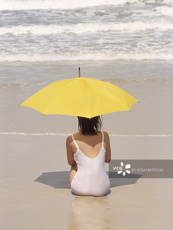 一个拿着伞的女人的后视图图片素材