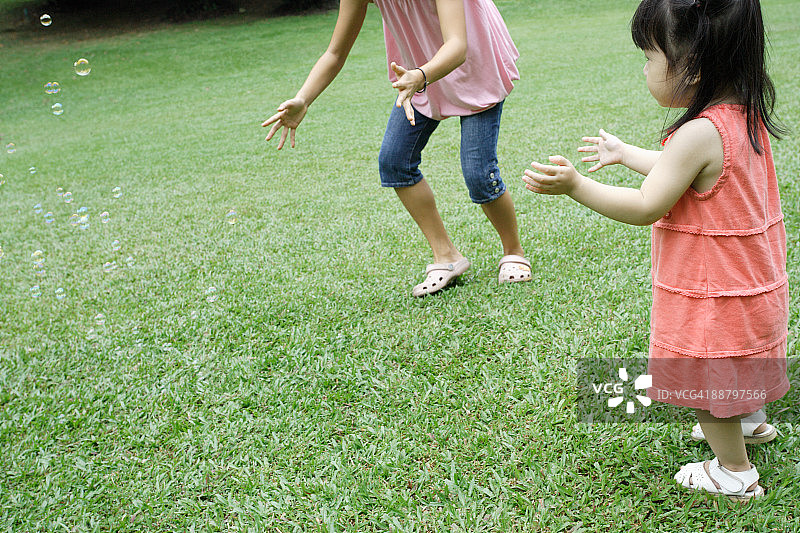 两个女孩在公园里玩肥皂泡图片素材