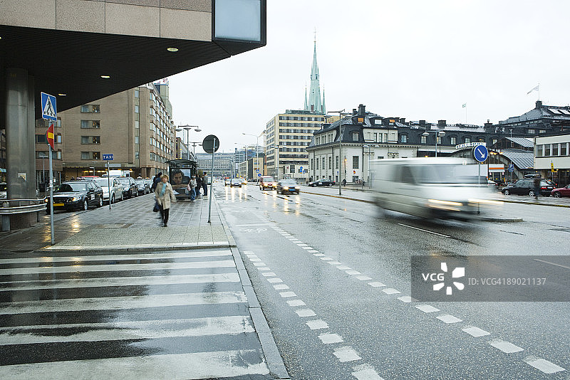 瑞典的斯德哥尔摩，街道上的车辆在行驶图片素材