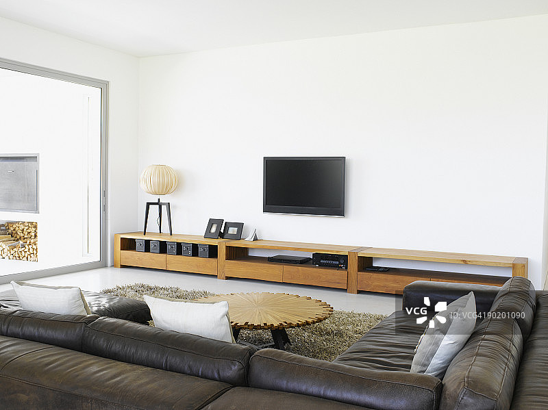 现代家庭客厅里的沙发和电视图片素材