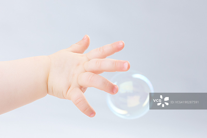 手的婴儿和泡沫图片素材