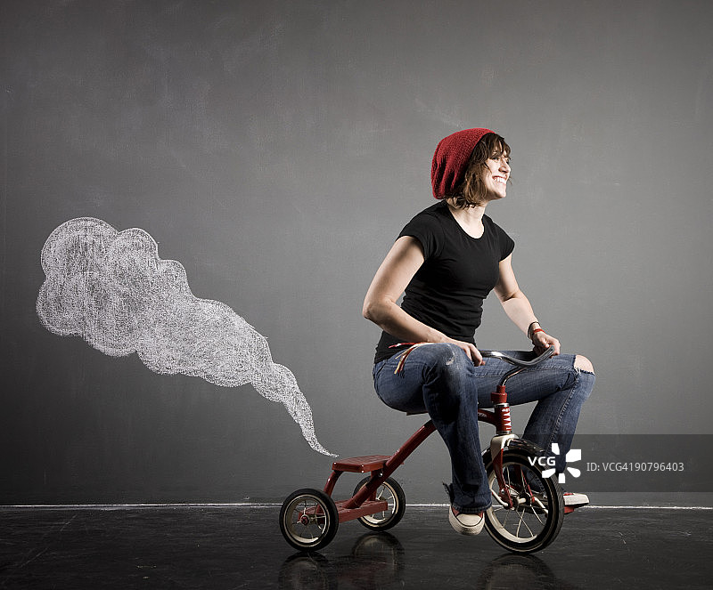 骑三轮车的女人图片素材