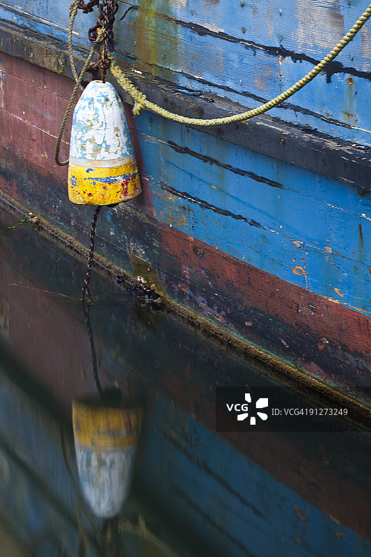 旧渔船与浮标移交的边缘图片素材
