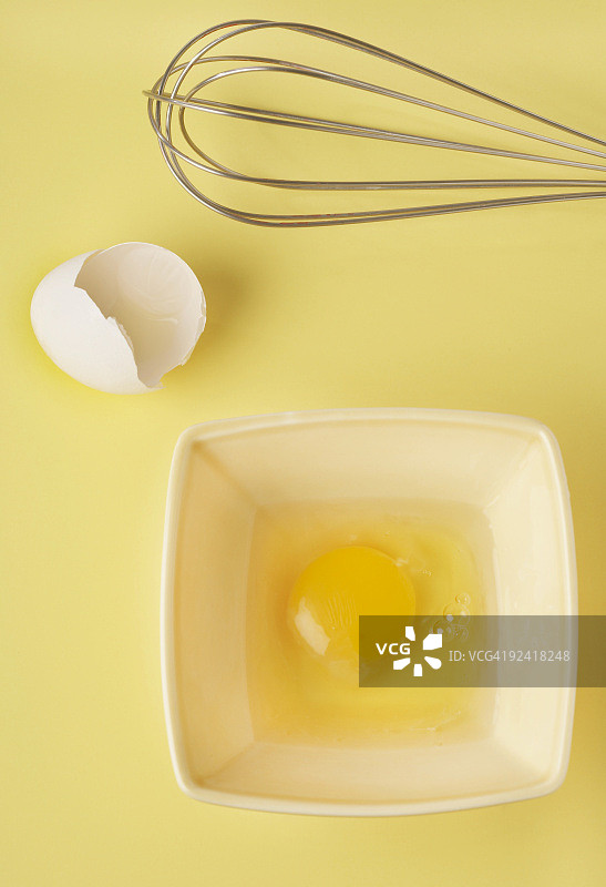蛋黄，蛋壳和打蛋器图片素材