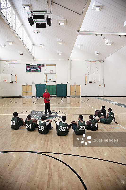 教练在体育馆和篮球队开会图片素材