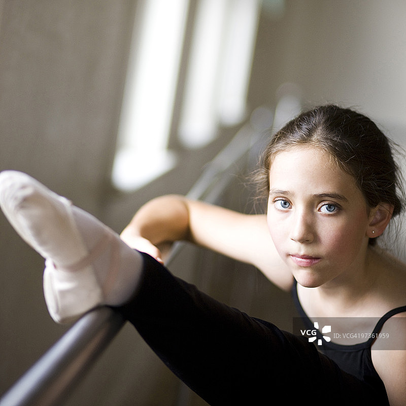 美国犹他州斯普林维尔，芭蕾舞者(12-13)伸展图片素材