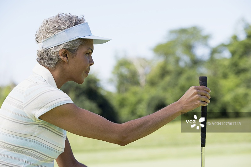 妇女打高尔夫球图片素材