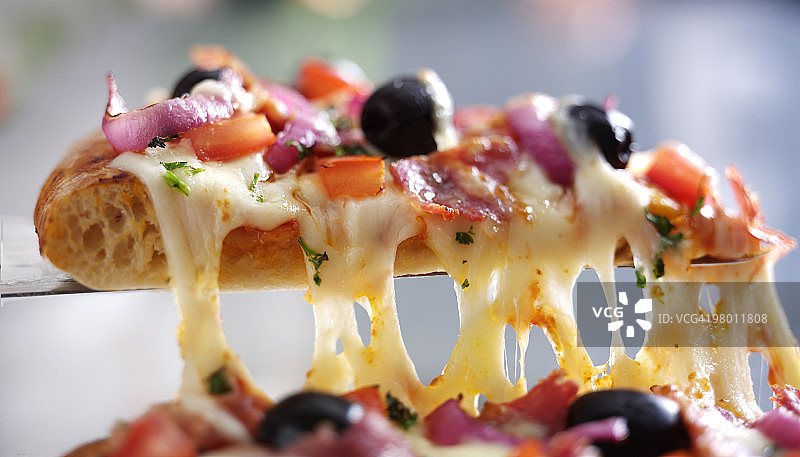 芝士披萨配橄榄，番茄，胡椒和香草图片素材